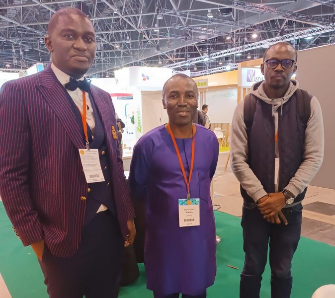De gauche à droite sur la photo : Dr Koumeka, Dr Bopaka et le Pr Bemba au 27e Congrès de  Pneumologie de Langue Française