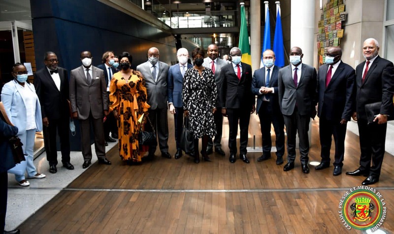 Photo de groupe de la délégation ministérielle congolaise à l'AFD, conduite par le Chef du gouvernement Anatole Collinet Makosso, le 30 août 2021