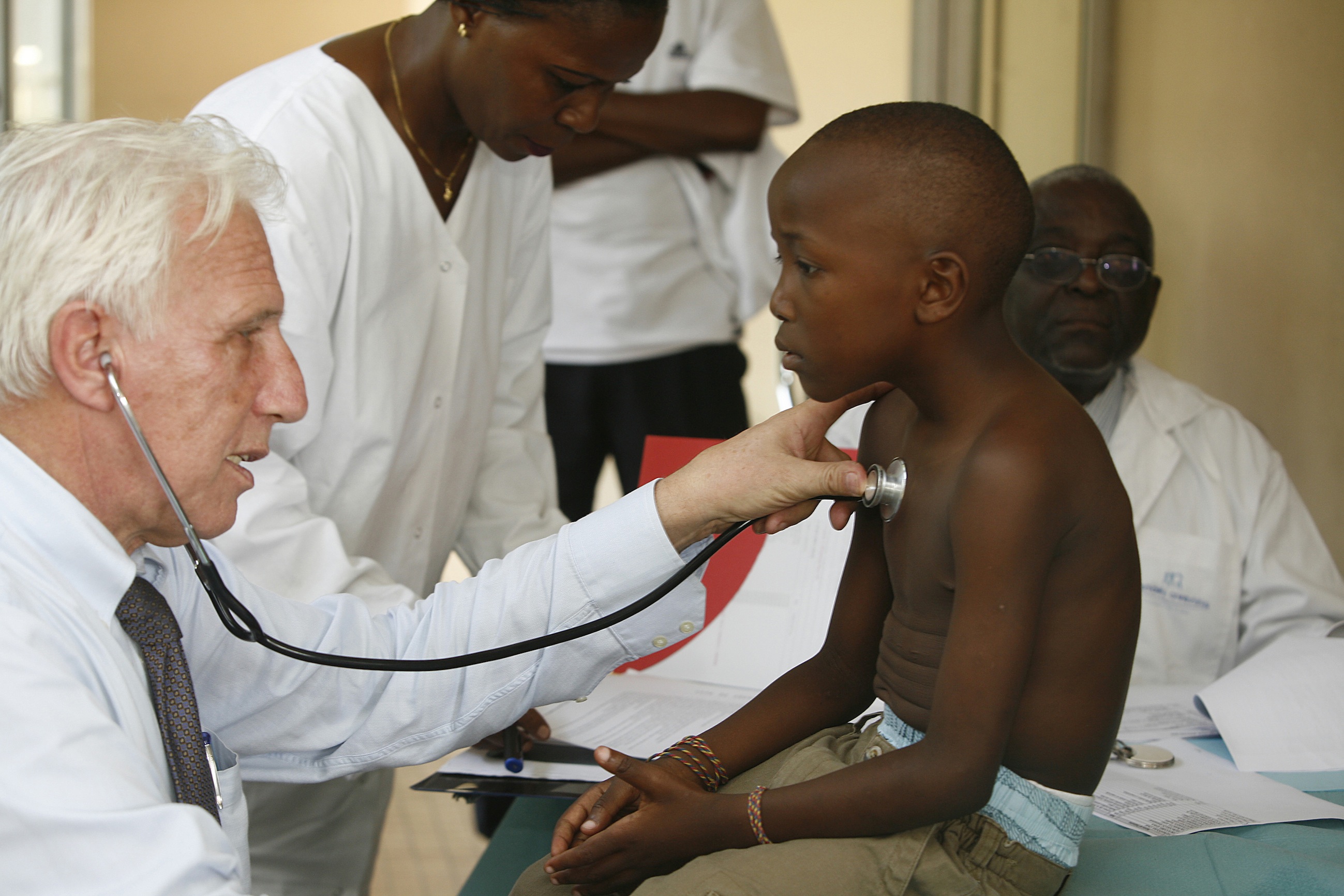 Le Pr. Alain Deloche lors d'une consultation à Brazzaville (crédits Pascal Deloche/Chaine de l'espoir)