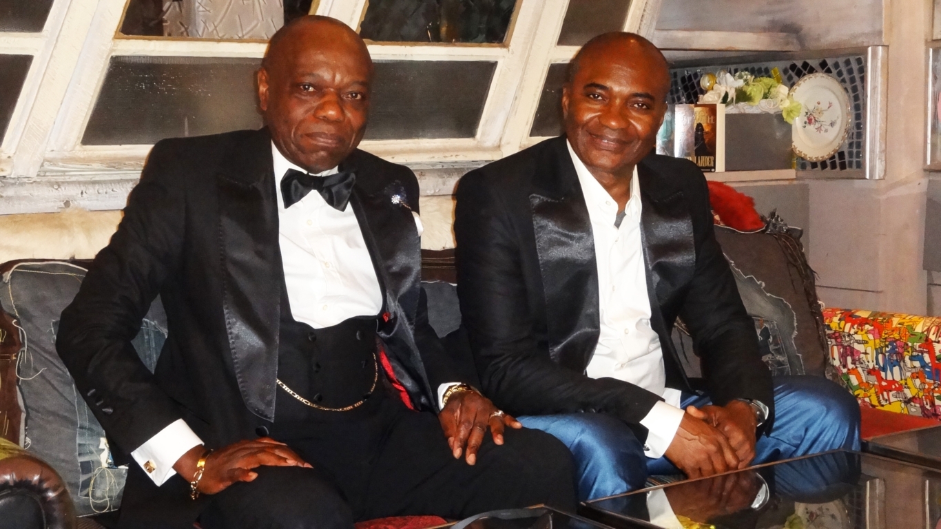 Delvis El Salsero et Pepe Fely Manuaku Waku, les deux compères de l'album "les grands classiques de la musique congolaise"