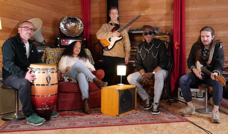 Photo du groupe des musiciens lors de la réalisation du clip Rumba mokili mobimba studio de Cyril Solnais / des Ateliers de la Morinerie de Saint-Pierre-des Corps, France