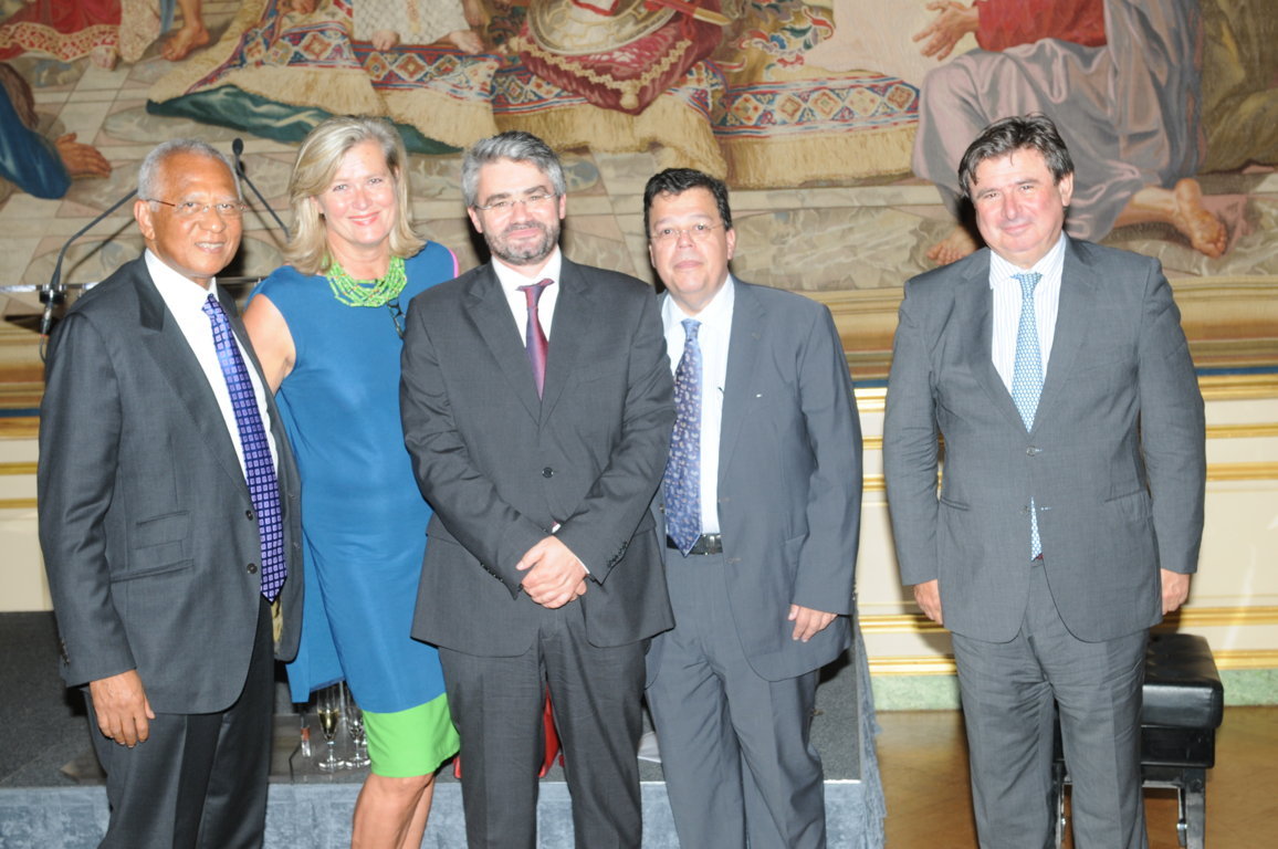 (de droite à gauche) L'ambassadeur Henri Lopes, l'ambassadrice d'Autriche, le lauréat, Jaques Saint-Victor, l'ambassadeur du Salvador et l'ambassadeur d'Espagne