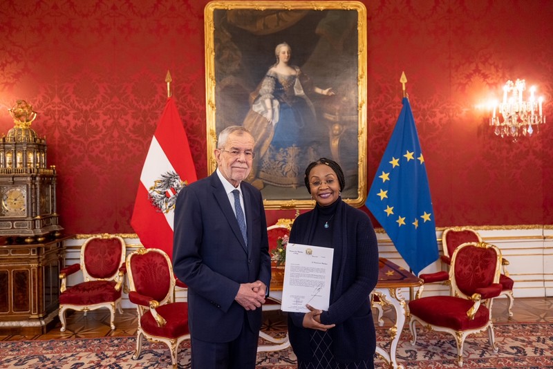 Édith Itoua lors de la présentation de ses Lettres de créance à Alexander Van der Bellen, président fédéral de la République d’Autriche