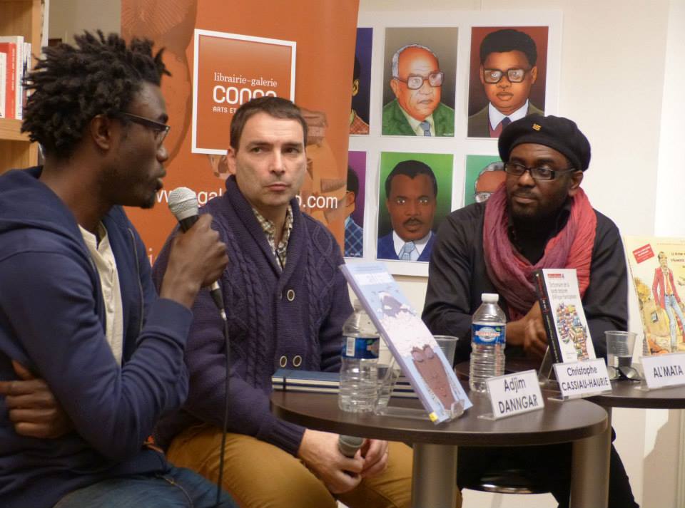 De gauche à droite : Adjim Danngar, Christophe Cassiau-Haurie et Al'Mata à la librairie galerie Congo lors du vernissage de l'exposition "A la découverte de la Bande Dessinée d'Afrique Centrale"