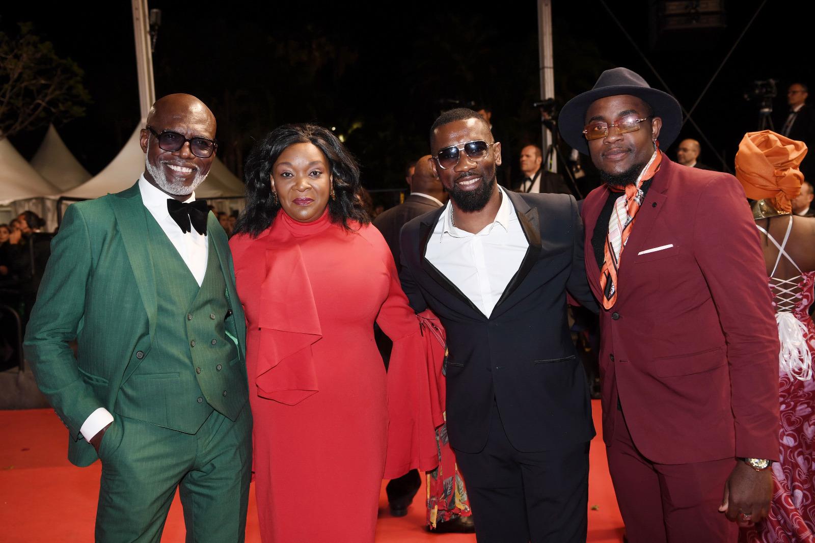 Festival de Cannes 2022, montée des marches de Passi et Claudia Yoka à la Croisette