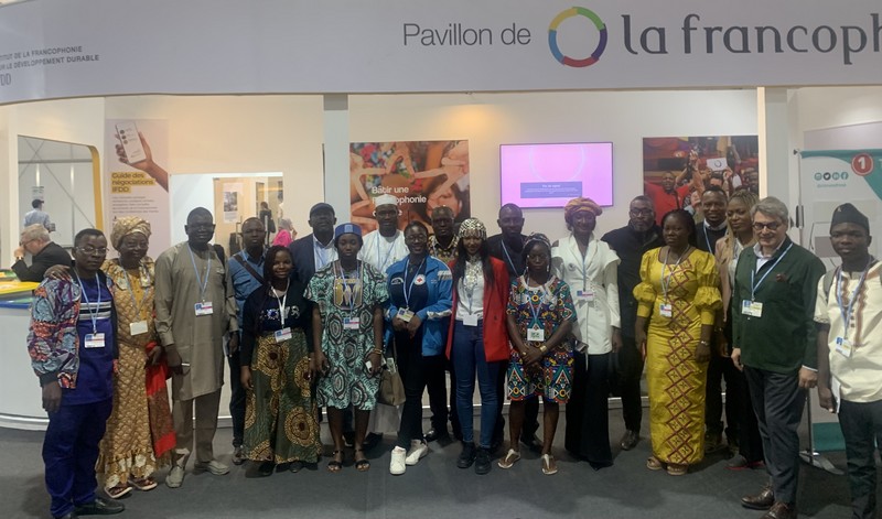 Fondation Brazzaville-COP27-Jeunesse-climat, photo de groupe sur le Pavillon OIF