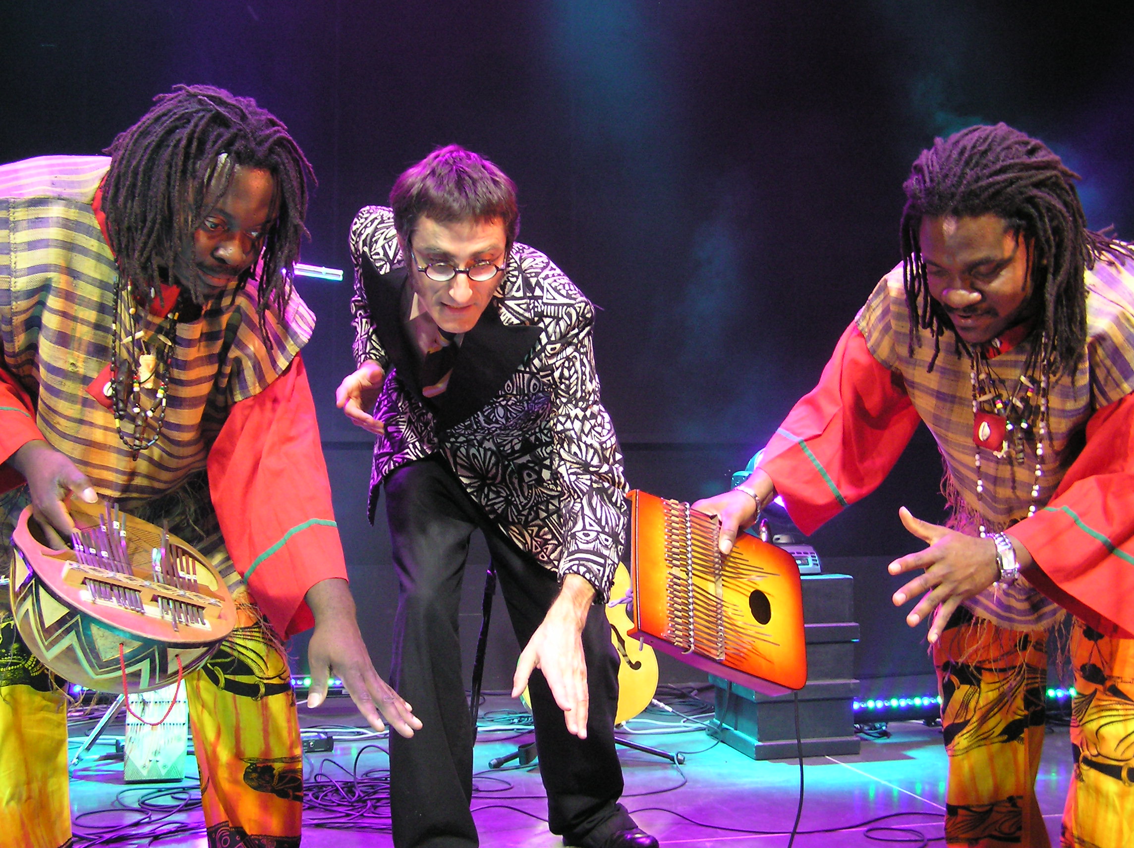 Frères Makouaya en concert avec leur complice de scène Ignatus