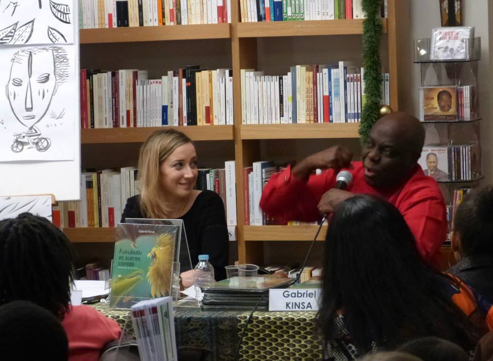 Le conteur Gabriel Kinsa et son illustratrice Yuna Troël du livre Fukubutu lors de la dernière édition Palabres autour des Arts à la librairie galerie Congo