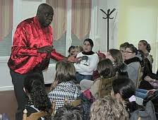 Gabriel Kinsa en pleine séance de contes aux enfants