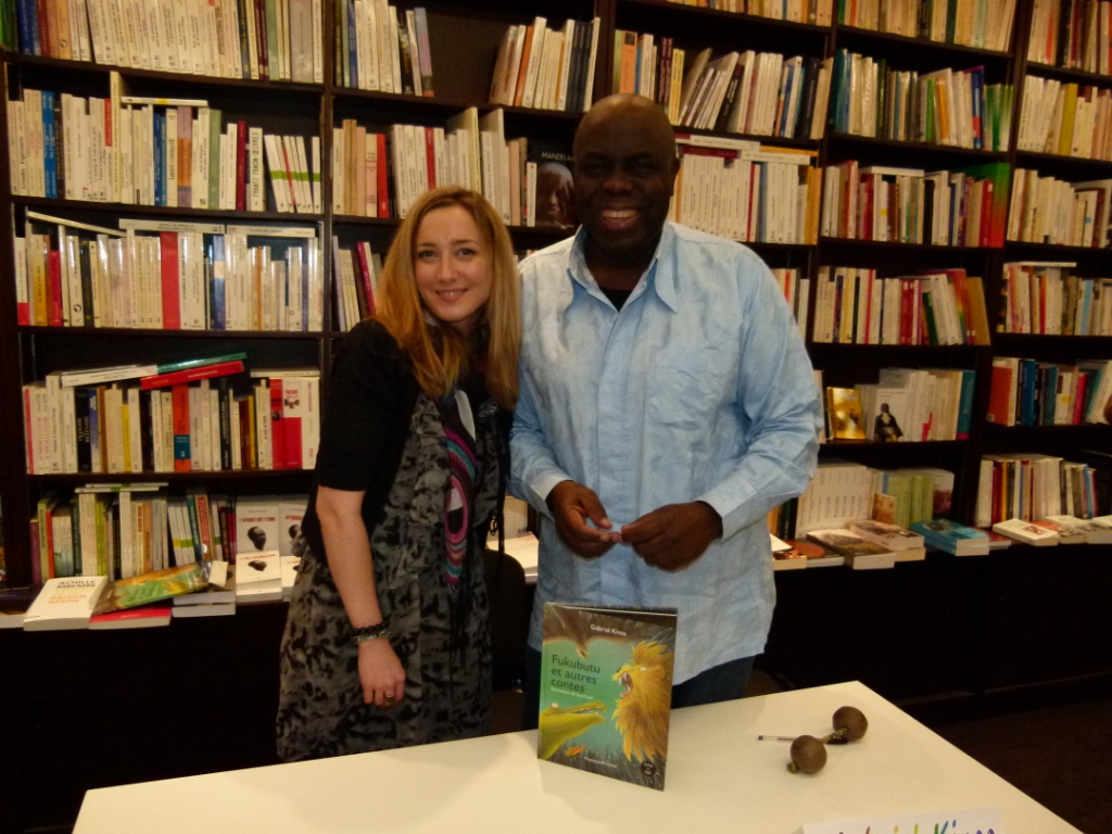 Gabriel Kinsa et Yuna Troël dans les locaux de Présence Africaine au Quartier Latin à Paris lors de la sortie officielle de Fukubutu et les autres contes