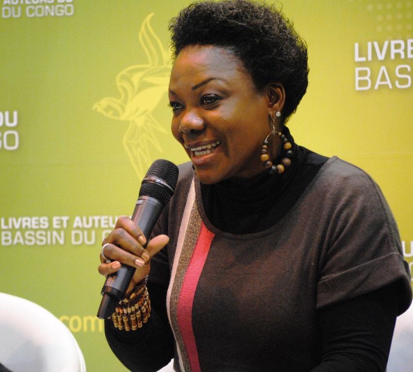 Huguette Nganga Massanga sur le Stand livres et auteurs du Bassin du Congo lors de sa participation au Salon du livre de Paris  2015