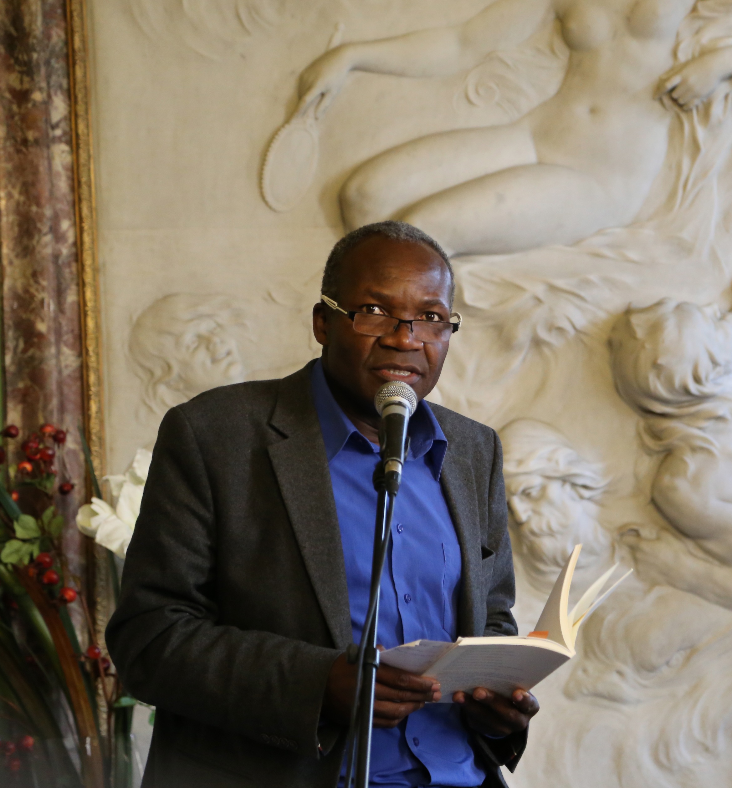 Gabriel Mwene Okoundji, lauréat du Prix Mokanda 2014, disant un de ses poèmes ©ADIAC