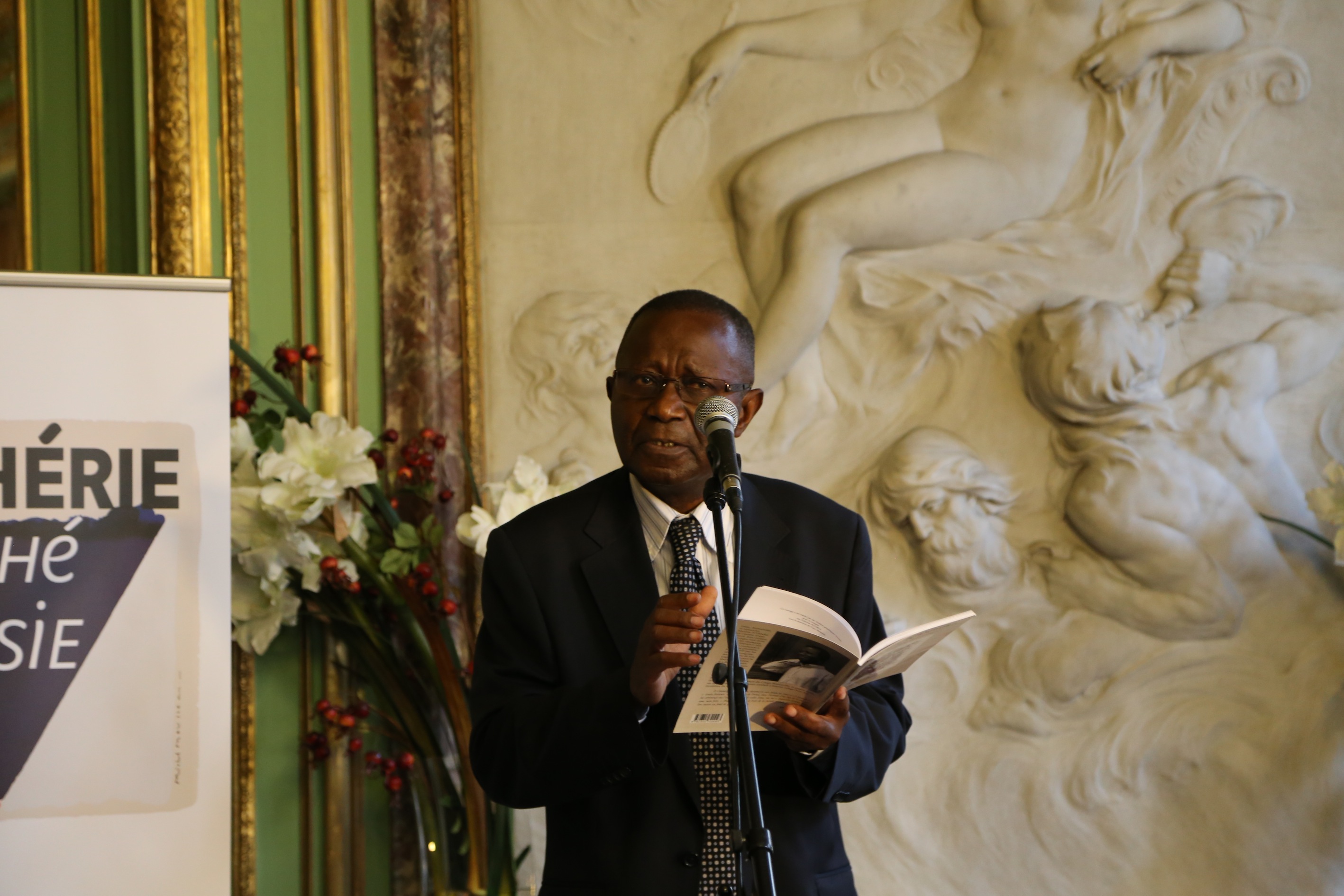Maxime Ndebeka donnant une lecture d'un de ses textes ©ADIAC