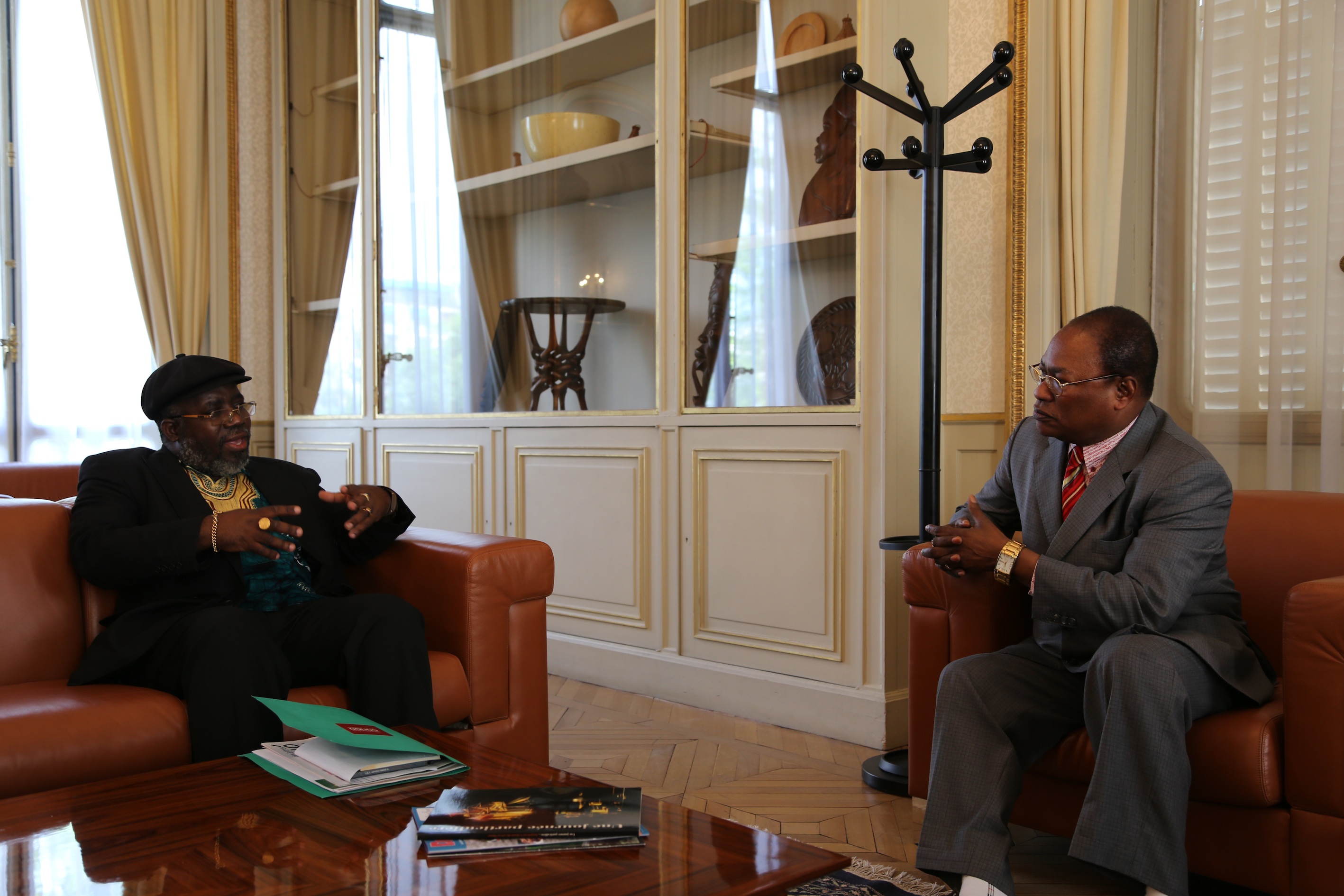 Le poète angolais Lopito Feijo et le chargé d'affaires de l'ambassade d'Angola ©Adiac