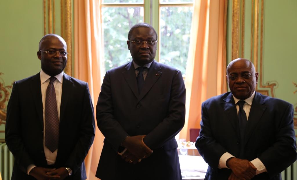 Le Ministre de la défense, Charles Richard Mondjo, entouré de l'ambassadeur du Congo auprès de l'UNESCO, Jean-Marie Adoua (à droite) et  le ministre conseiller de l'ambassade du Congo en France, Guy Nestor Itoua (à gauche).