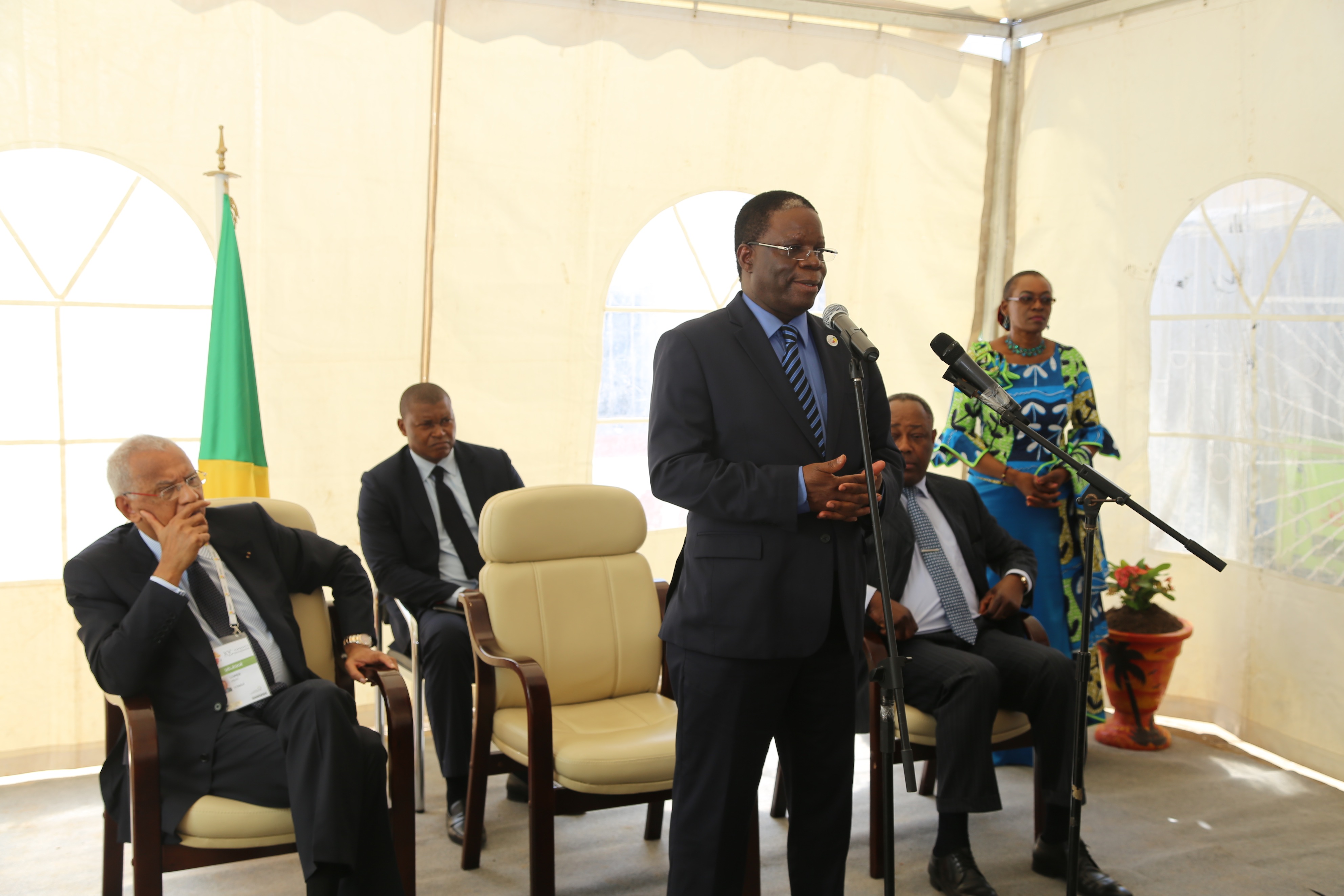 Le ministre Basile Ikouebe s'adresse à la diaspora congolaise du Sénégal devant Henri Lopes (à gauche) et l'ambassadeur Pierre-Michel Nguimbi (à droite)  ©ADIAC