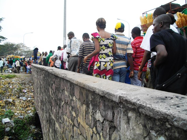 Une foule compacte en train de traverser le pont Cabu à Kasa-vubu