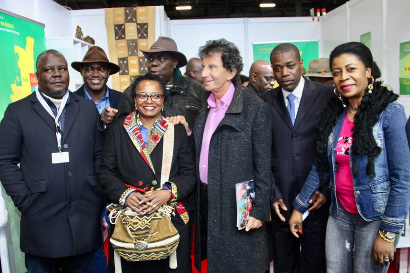 Photo de groupe autour de Jack Lang lors de son passage à l'Espace "Po na Ekolo" à Livre Paris 2019