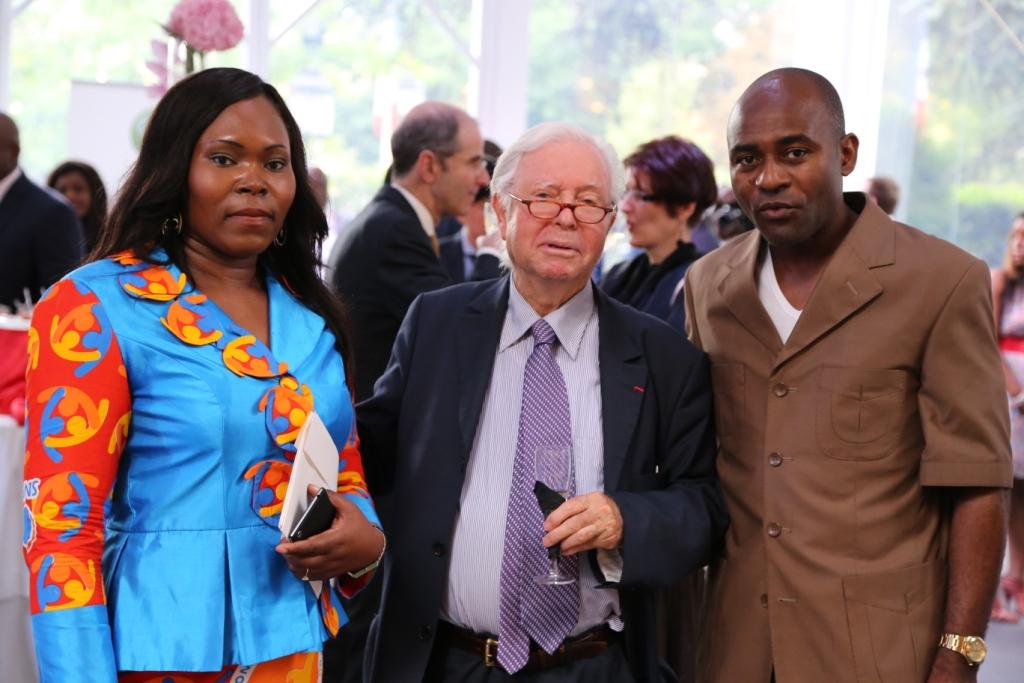 Jacques Chevrier, lecteur de l'Afrique et ses belles-lettres aux côté de Franck Cana, président du Cercle des écrivains et artistes africains, en compagnie de son épouse