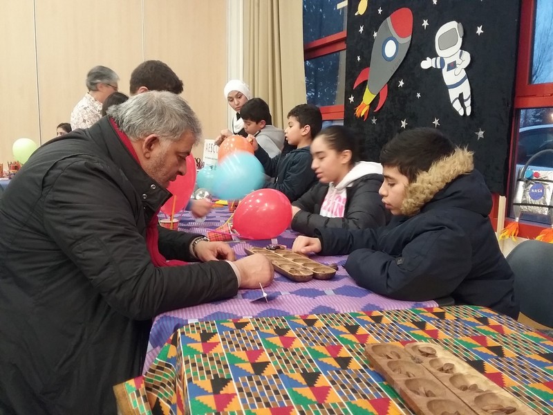 Partie d'Awalé entre jeunes et adultes à Orléans en France