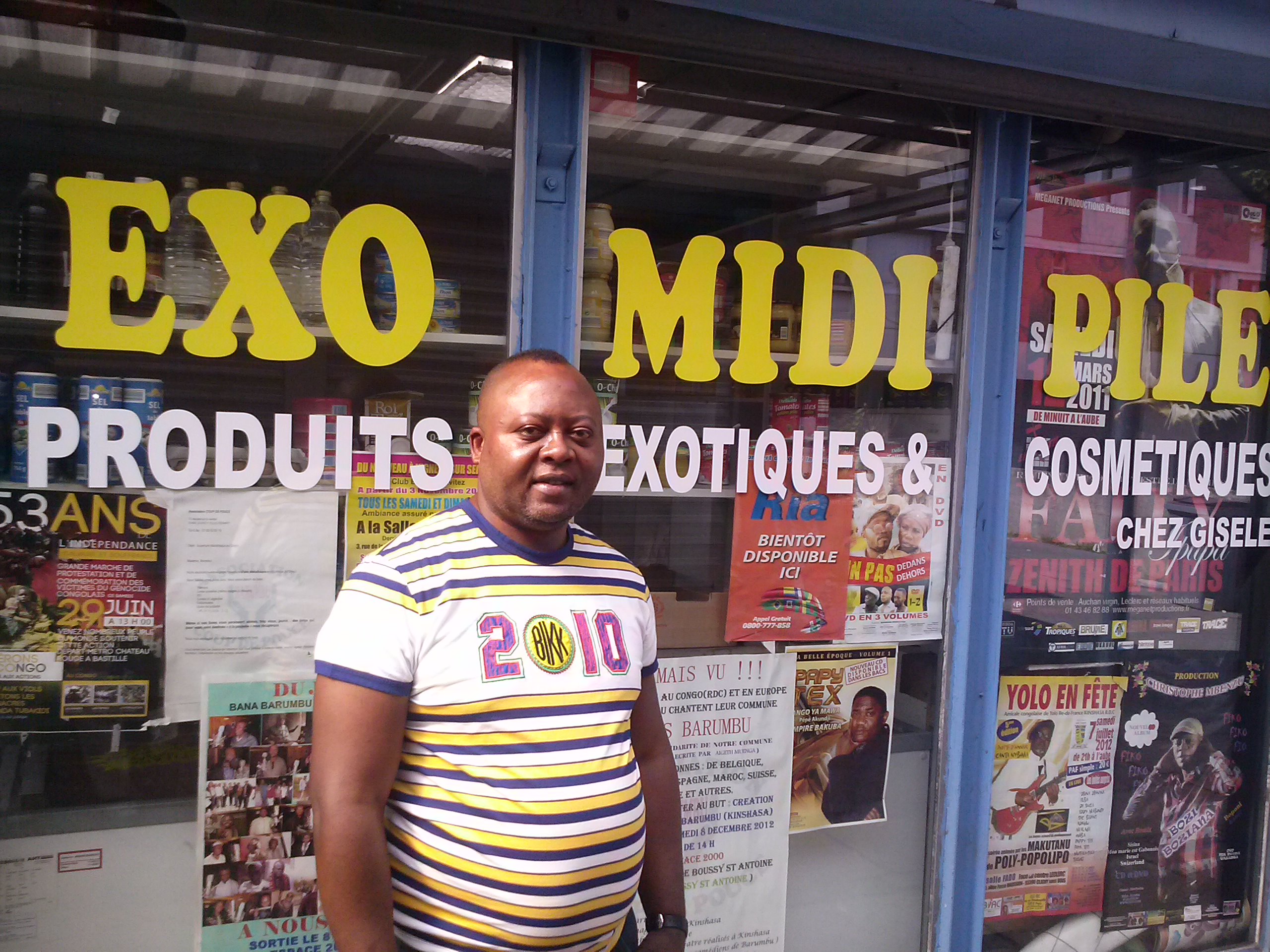 Jean-Jacques Munda, devant son épicerie Exotique Midi Pile