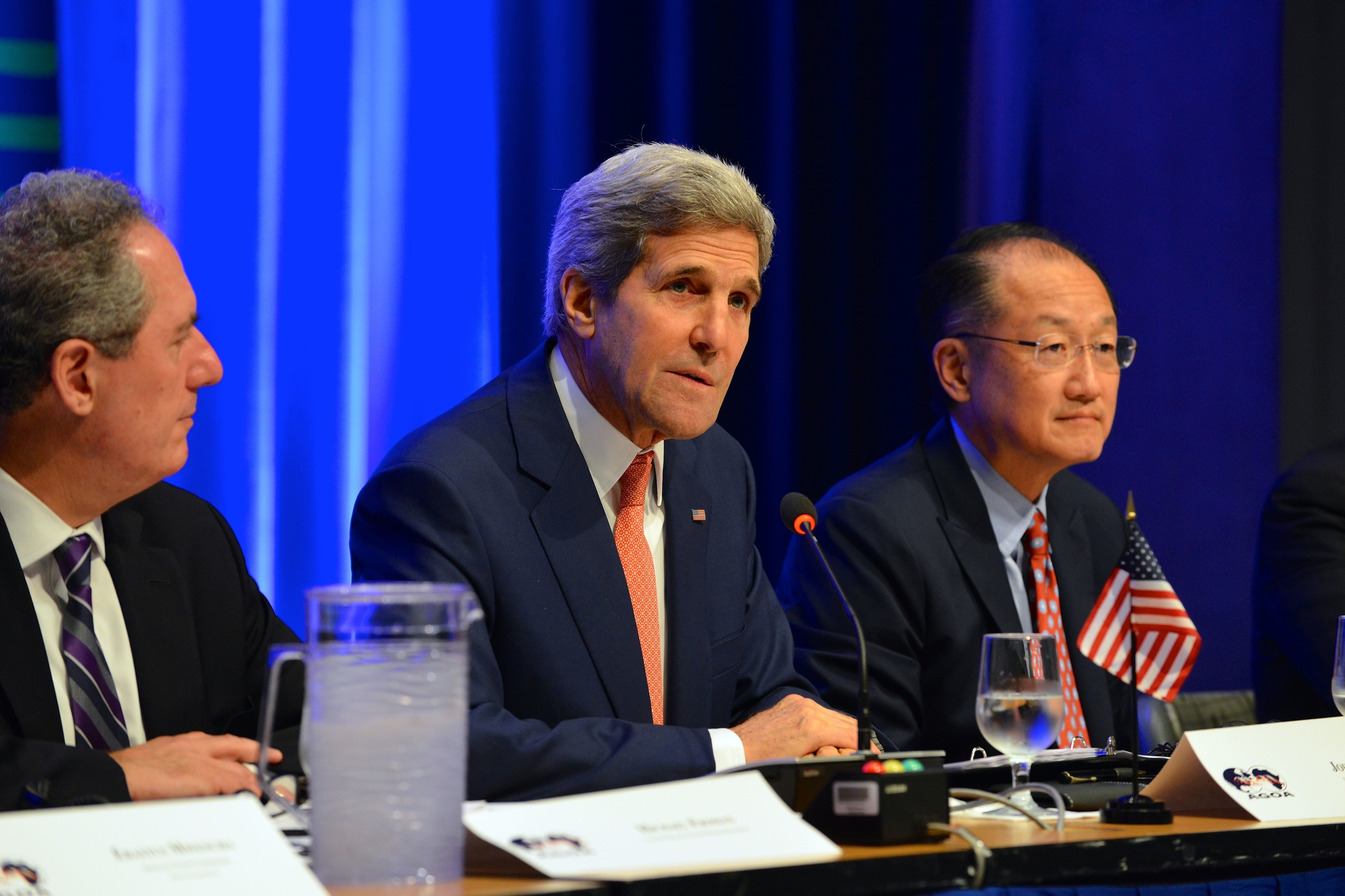 Le Secrétaire d'Etat, John Kerry (au centre) entouré du Président de la Banque mondiale Jim Yong Kim à droite et du Représentant au commerce, Michael Froman ©Département d'Etat