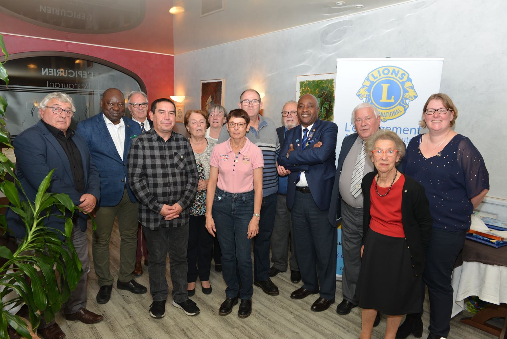  Photo de groupe à l'issue d'une séance de travail au Lions Club Monnaie Val de Choisille