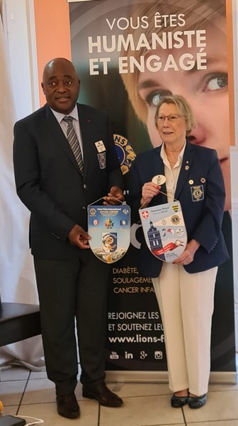 Lions Club 103 centre lors de la passation de pouvoirs entre Françoise Borat, 2020-2021, et le Franco-congolais Gervais Loëmbe.