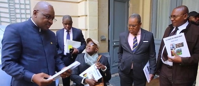 Cérémonie lors de la Livraison de l'ouvrage les peintres du cinquantenaire à l'ambassade de la république du Congo en France