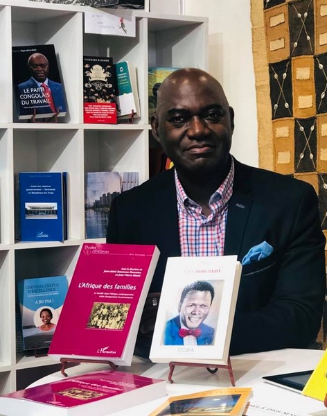 Livre Paris 2019 à l'Espace Po na Ekolo, mettre les auteurs et acteurs du livre en avant ici avec l'écrivain Jean-Aimé Dibakana