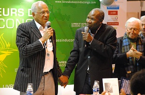 Gabriel Okoundji, lauréat Mokanda 2014 et Henri Lopes, président du Jury