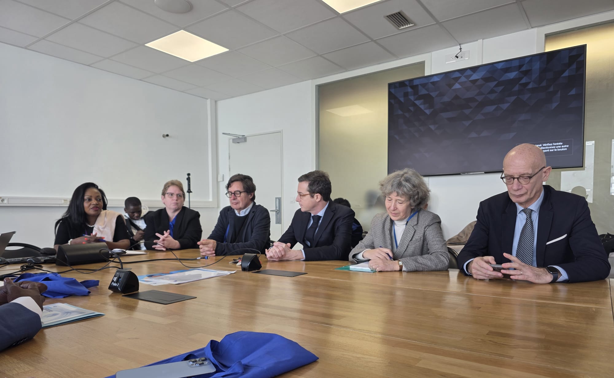 Vue partielle de la séance de travail lors de la visite de la délégation congolaise à l'hôpital Necker