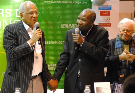 Gabriel Mwènè Okoundji entre Henri Lopes et Jacques Chevrier après l'annonce  du Lauréat  Prix Mokanda 2014