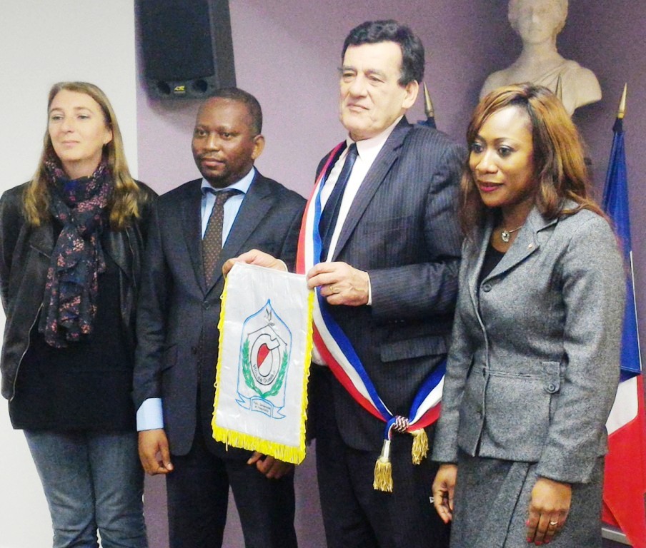 Le maire de Ouesso Ghislain Thierry Maguessa Ebome reçu par son homologue de Saint-Cyr-l'Ecole, Bernard Debain  