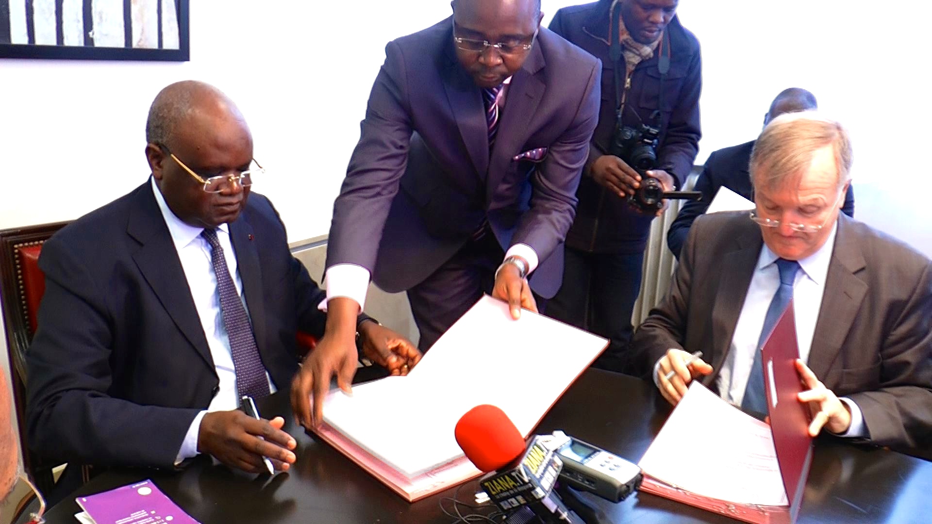 Séquence de la signature du protocole d'accord de coopération à Paris entre le Ministère de l'équipement et des travaux publics du Congo et l'IGN