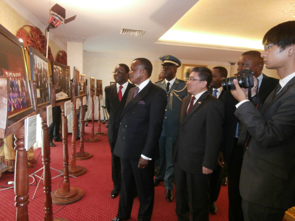 Denis Sassou N'Guesso et Guan Jian visitant l'exposition photos