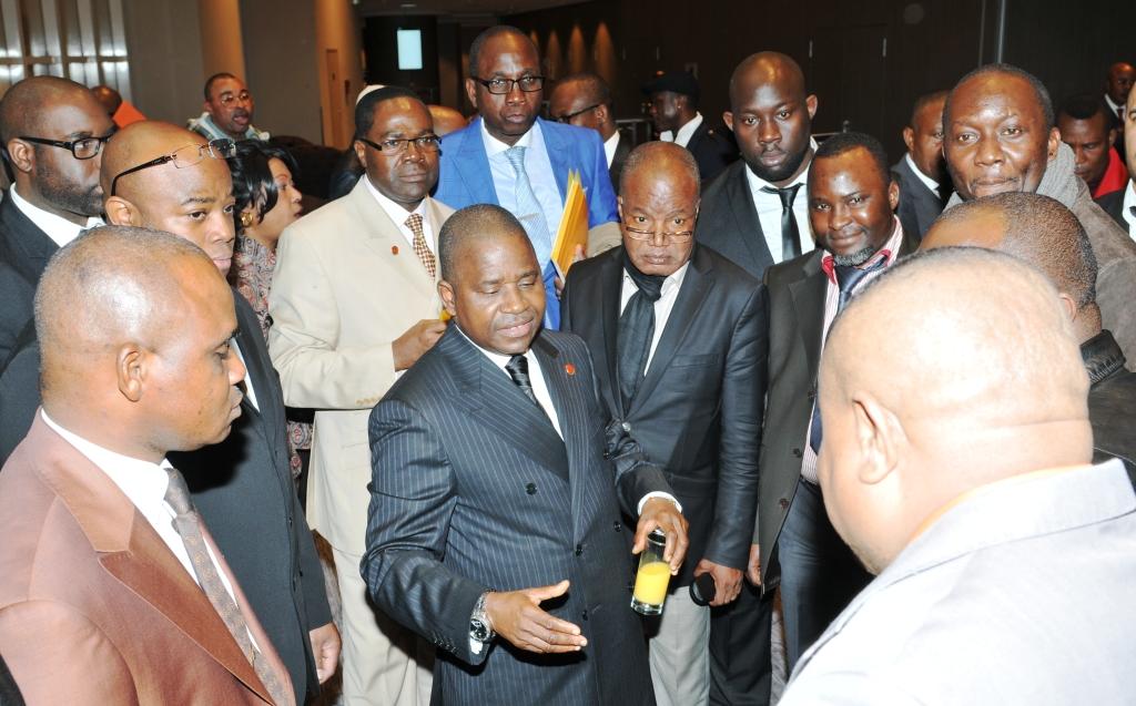 Bain de foule de Pierre Ngolo lors de la Session inaugurale de Paris novembre 2014