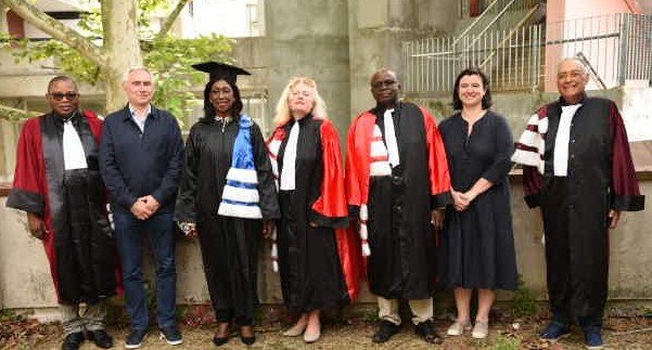 Photo de groupe à l’issue de la soutenance de thèse de Chantal Fanny à l'IRFASE, Evry-Courcouronnes 