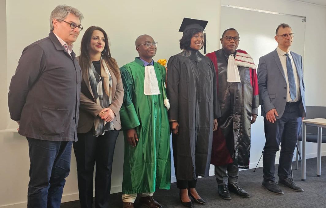 Photo de famille à l'issue de la soutenance de la thèse du Dr Chantal Moussokoura Fanny