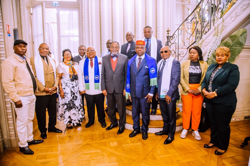 Photo de famille Conseil des Sages à Paris, le 23 avril 2025