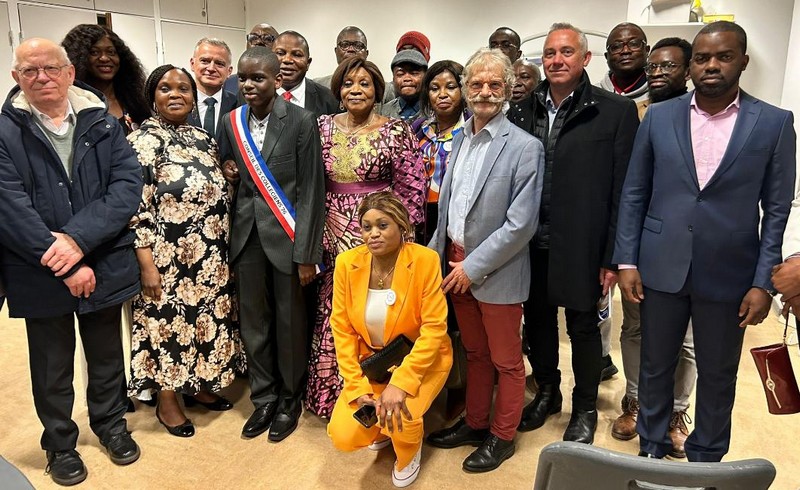 Photo de famille autour d’Évelyne Tchitchelle lors de la rencontre citoyenne à Saint-Etienne du Rouvray le samedi 6 mai 2023
