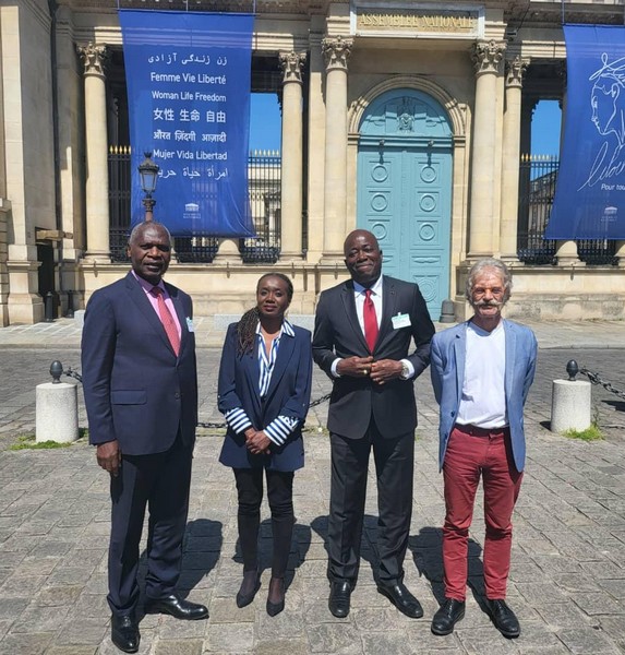 Photo de famille à l’issue des premiers échanges entre le groupe d'amitié Congo-France et leurs homologues français, le mercredi 3 mai 2023 à Paris