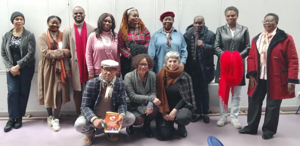 Photo de groupe à l’issue du colloque du 8 mars à Paris 14e, organisée par l'association Initiative Développement et Solidarité – IDESO, en collaboration avec l'ONG Internationale Smile Africa