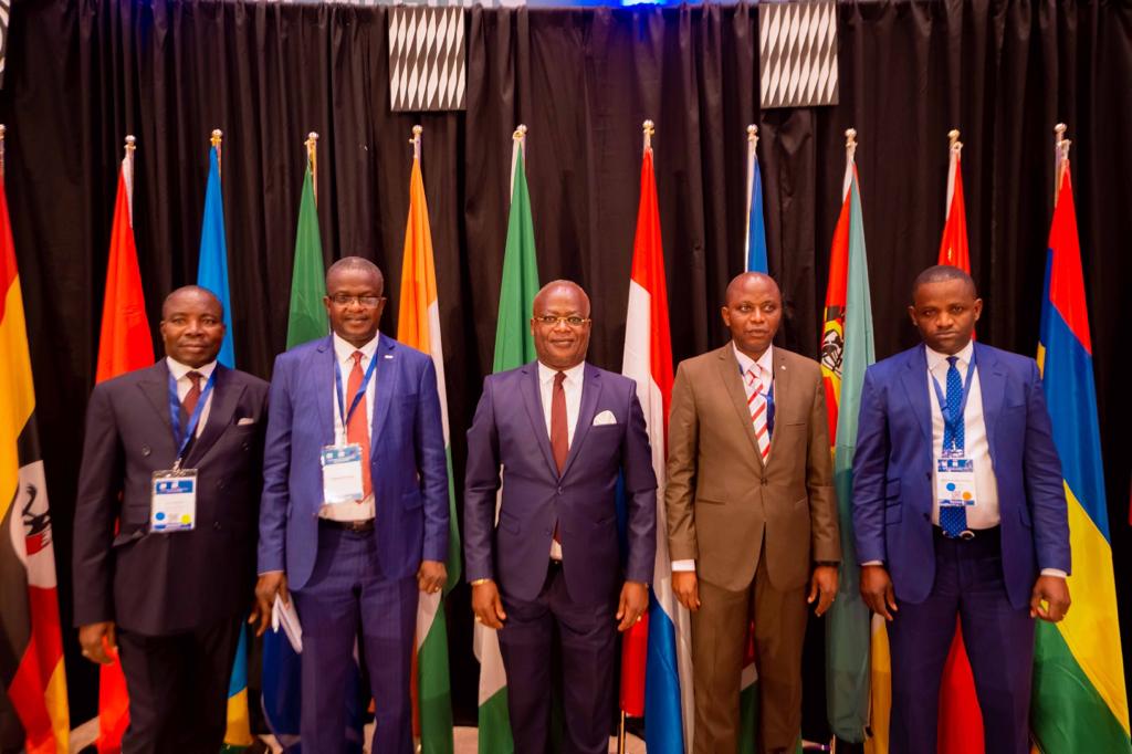 Photo de groupe de la délégation congolaise autour de l’ambassadeur Guy-Nestor Itoua, lors de la réunion ministérielle conjointe UA-UE à Kigali, octobre 2021
