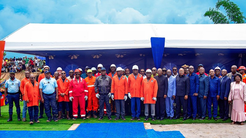 Photo de groupe lors du forage du puits le lundi 18 novembre 2024 à Nanga