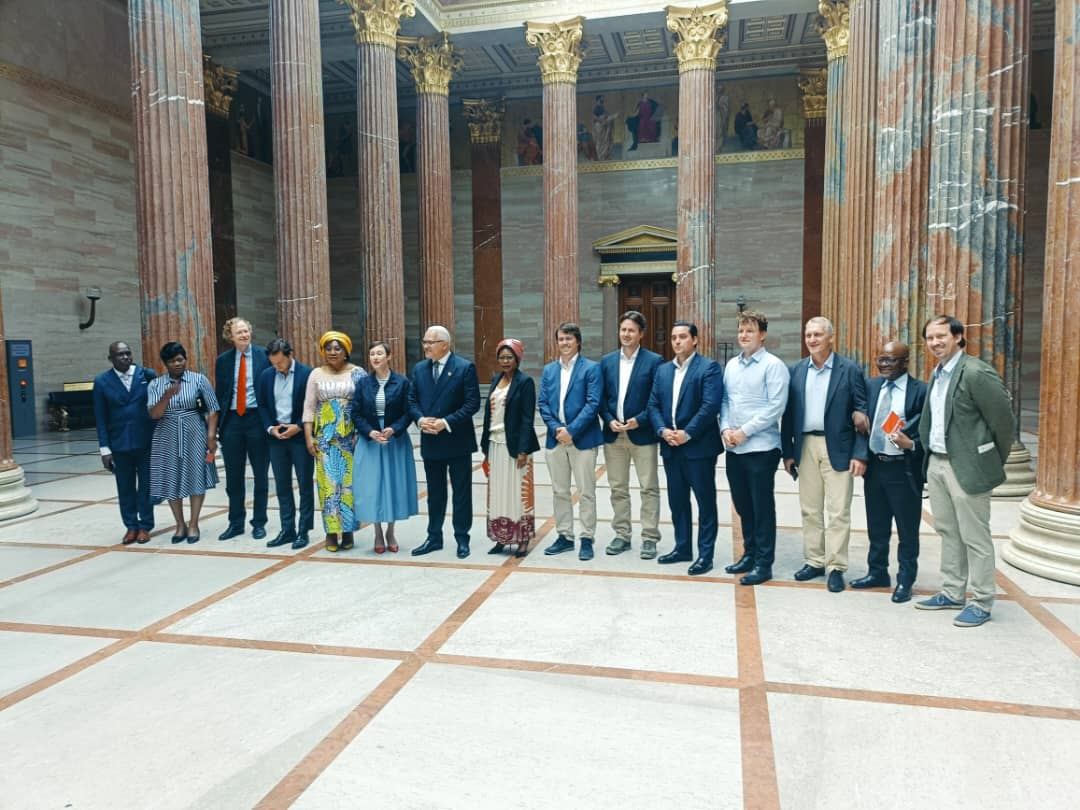 Photo de groupe de la mission gouvernementale à Vienne, visite du parlement autrichien juin 2025
