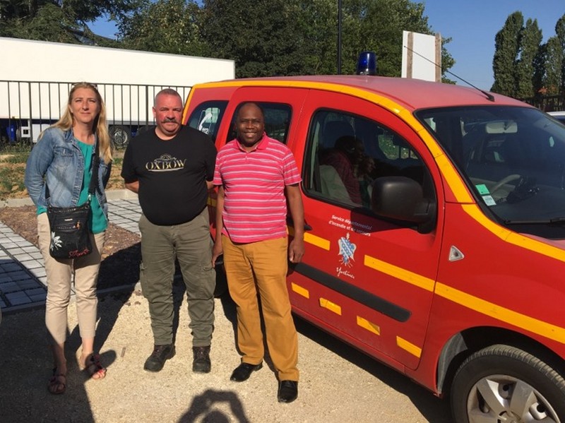 Remise officielle des clefs du véhicule utilitaire à Ange-Laurent Coddy par Sonia Brau en présence d'Alain Prado, responsable de la logistique et du matériel du SDIS 78 à Trappes