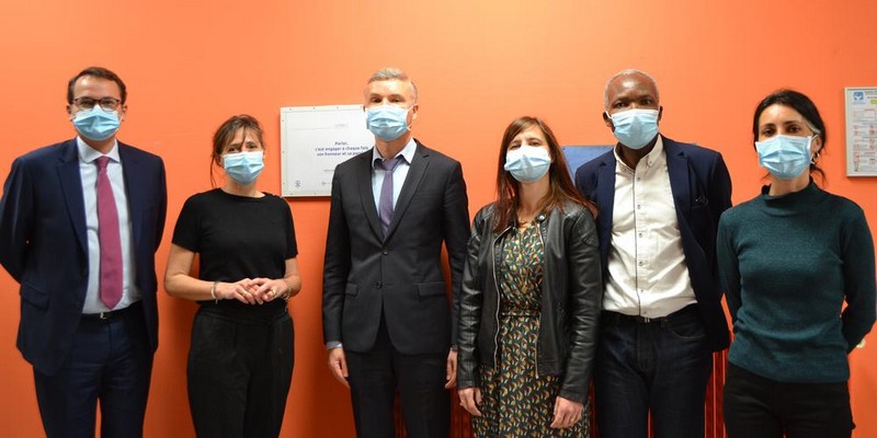 Un "parcours poétique" au sein de l’hôpital initié par Gabriel Mwènè Okoundji, 2ème à partir de la droite sur la photo