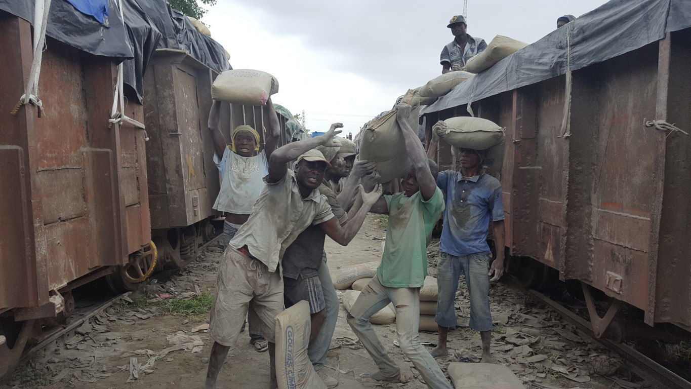 Menutentionnaires de sacs de ciment du Petit triage à Mpila Brazzaville