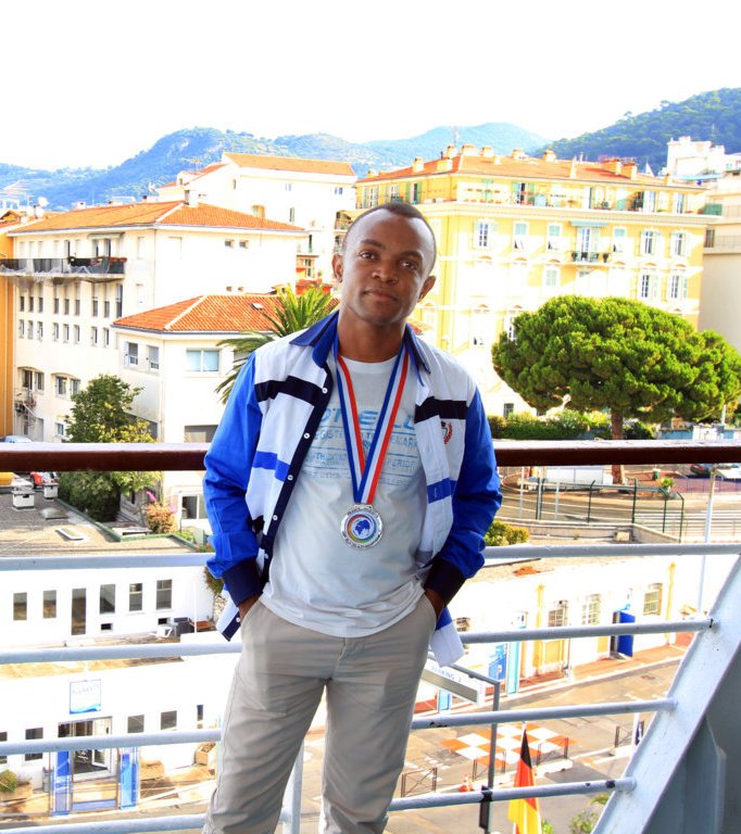 Baudoin Maouanda à Nice arborant sa médaille d'argent
